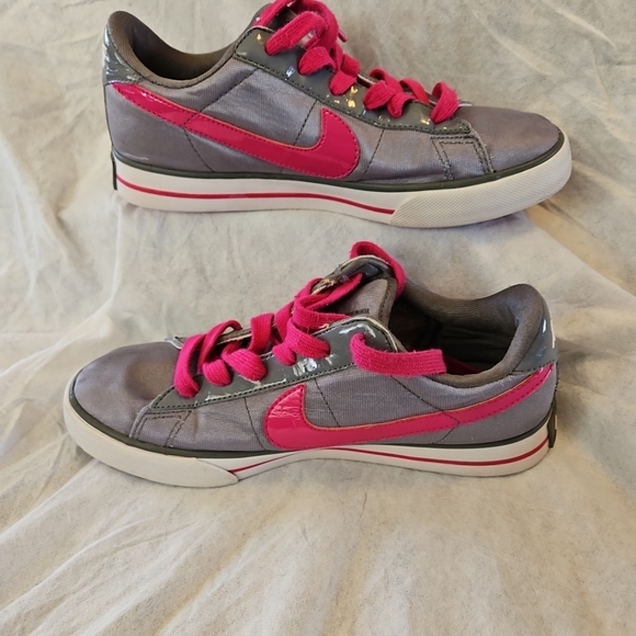 Size 7 Nike Womens Sweet Classic Stealth Cherry Sport 408182 061  Gray And Pink - Picture 6 of 9